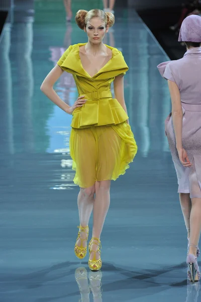 Look 18